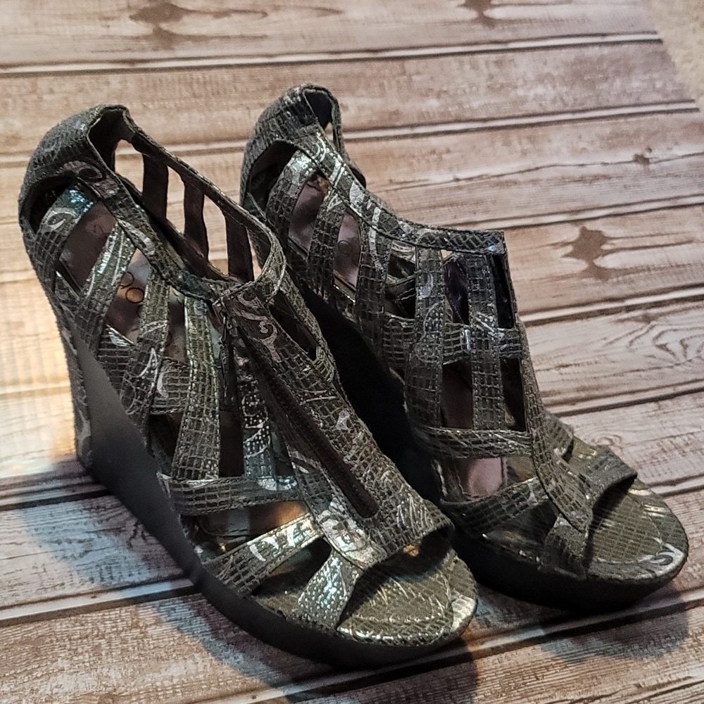 Nadara Shi by Journey silver & gray sandal wedge sandal shoe size 9 GUC